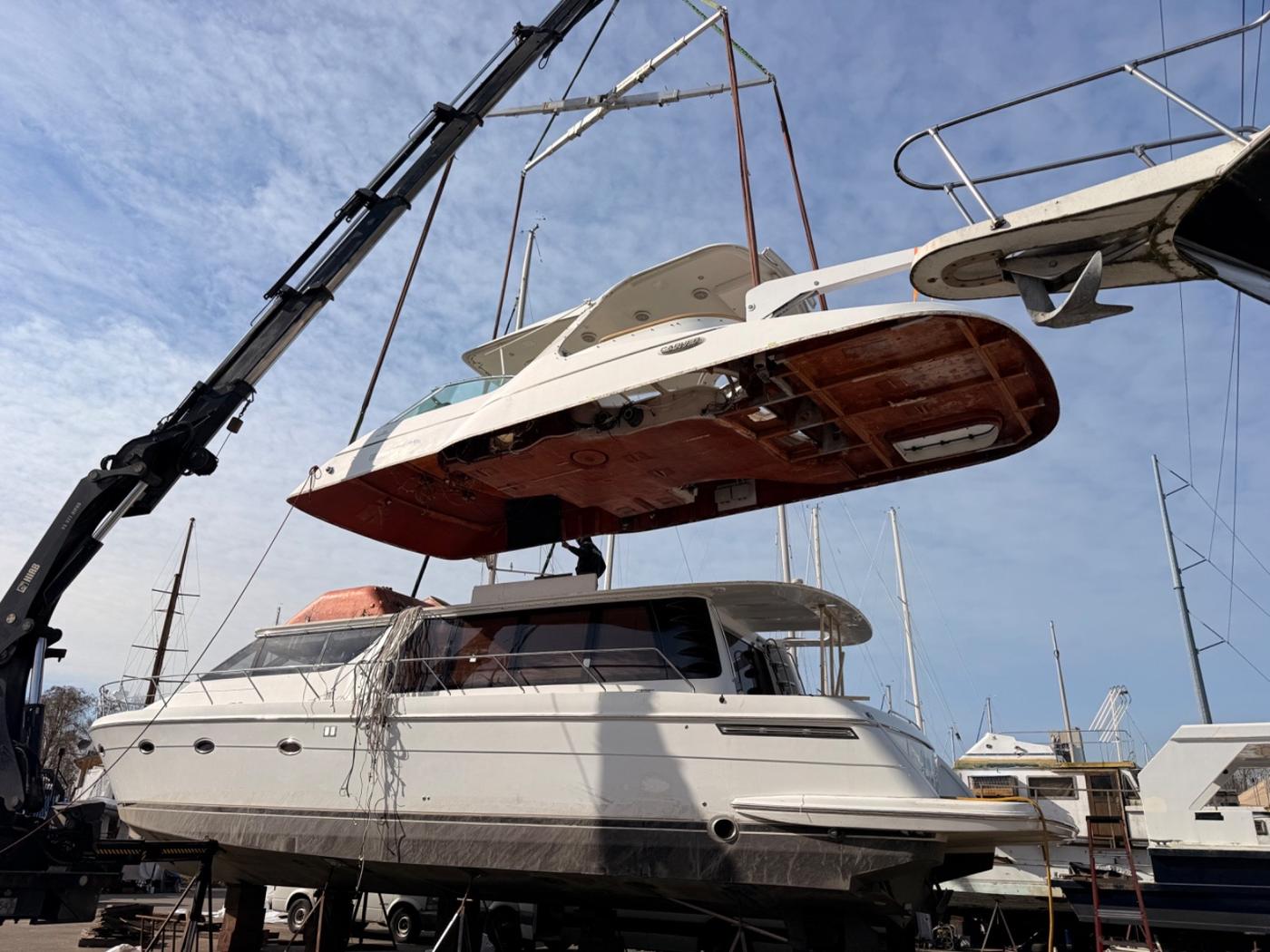 Yacht hardtop lift